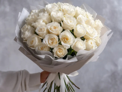 Белые розы «Туманная гладь»