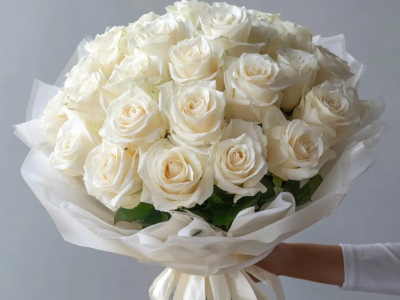 Белые розы «Аромат облаков»