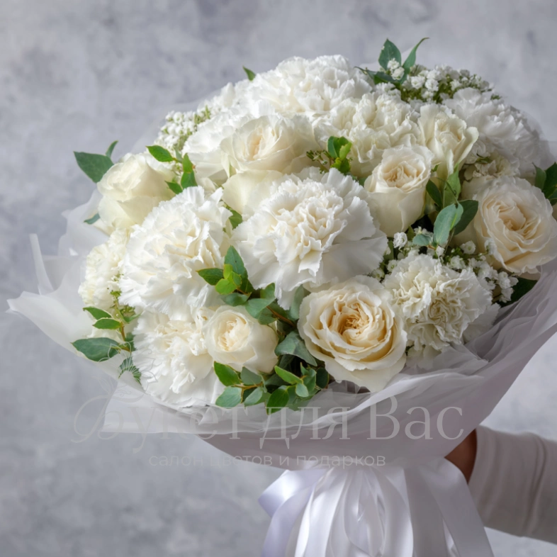 Букет с гвоздиками &laquo;Белый вальс&raquo;