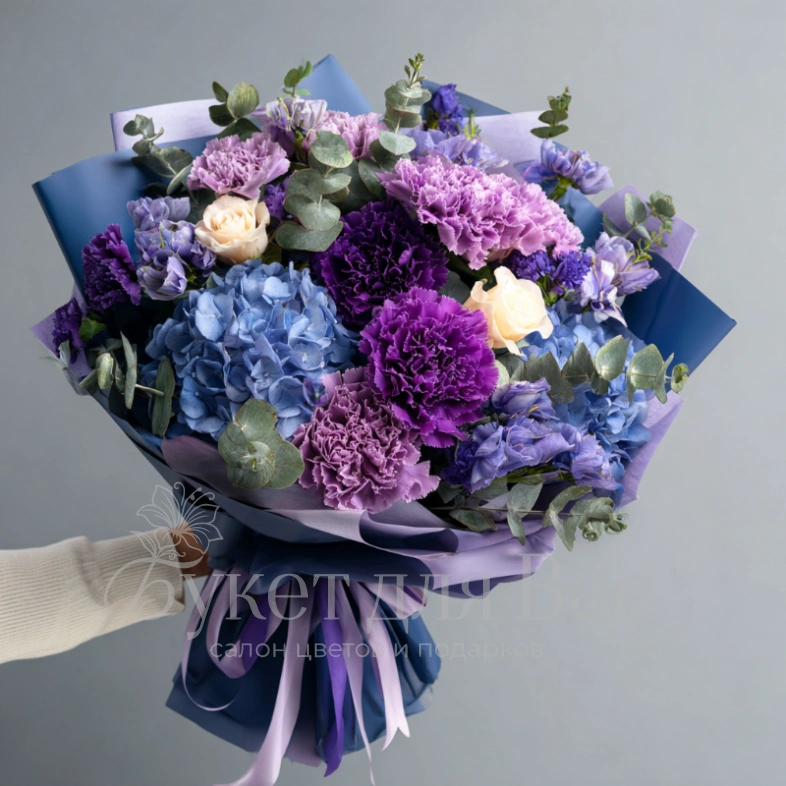 Букет с гвоздиками &laquo;Лунный свет&raquo;