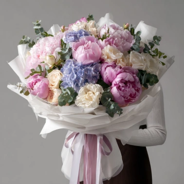 Букет с пионами «Тёплая акварель»