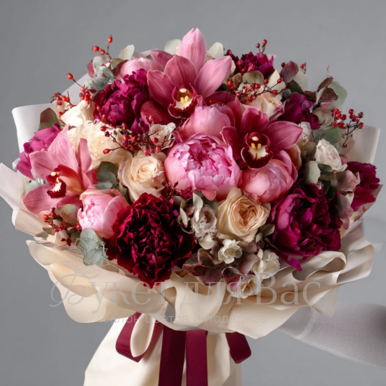 Букет с пионами &laquo;Рубиновая вуаль&raquo;