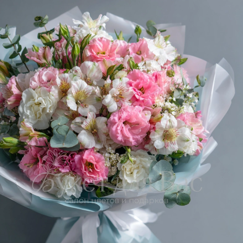 Букет с эустомами &laquo;Утренний бриз&raquo;