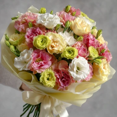 Букет с эустомами «Лепестковая симфония»