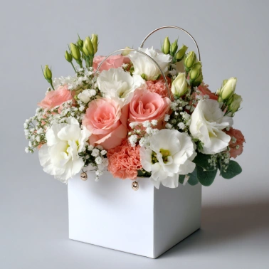 Композиция в сумочке «Цветочный комплимент»