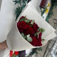Букет из красных роз с эвкалиптом в белом фоамиране 0