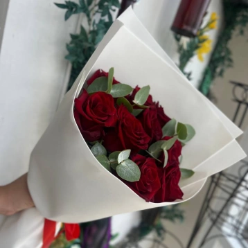 Букет из красных роз с эвкалиптом в белом фоамиране