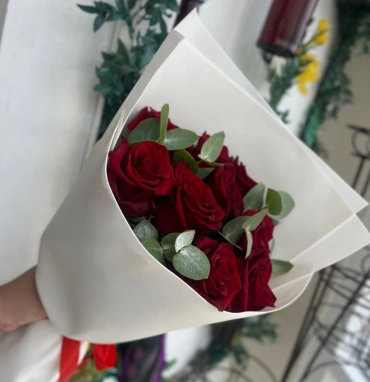 Букет из красных роз с эвкалиптом в белом фоамиране