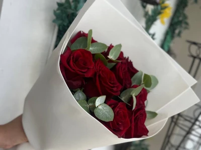 Букет из красных роз с эвкалиптом в белом фоамиране