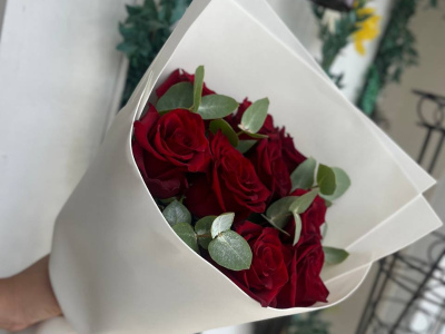 Букет из красных роз с эвкалиптом в белом фоамиране