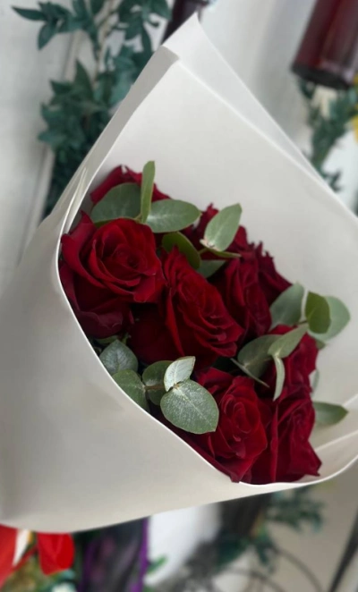Букет из красных роз с эвкалиптом в белом фоамиране
