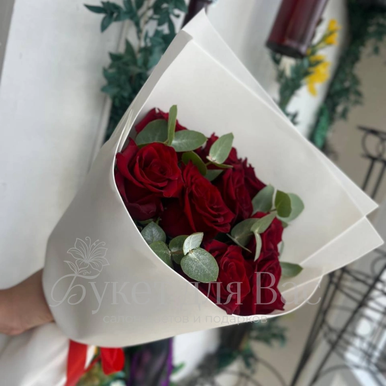 Букет из красных роз с эвкалиптом в белом фоамиране