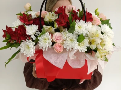Сумочка с красно белой альстромерией