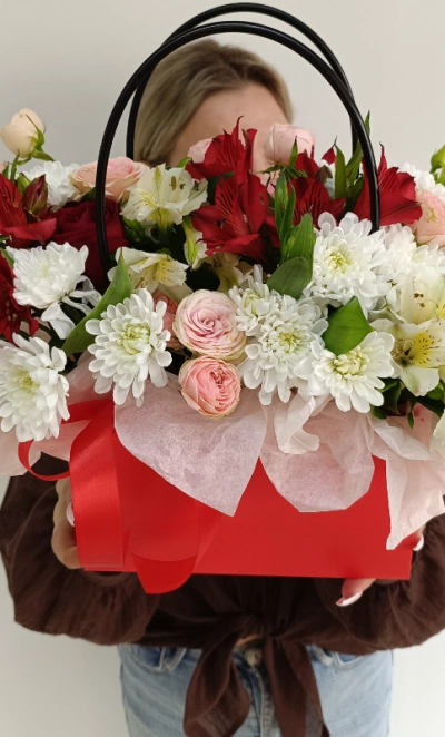 Сумочка с красно белой альстромерией
