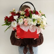 Сумочка с красно белой альстромерией 1