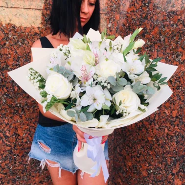 Букет с белых роз