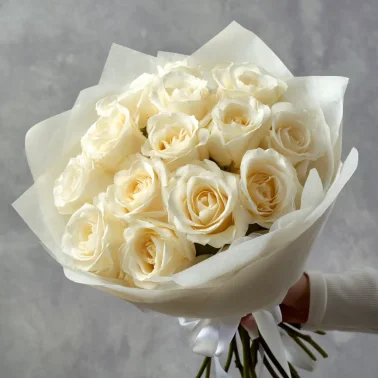 15 белых роз 40 см